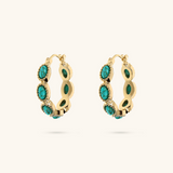 Boucles d'oreilles créoles travaillées avec de la pierre turquoise naturelle