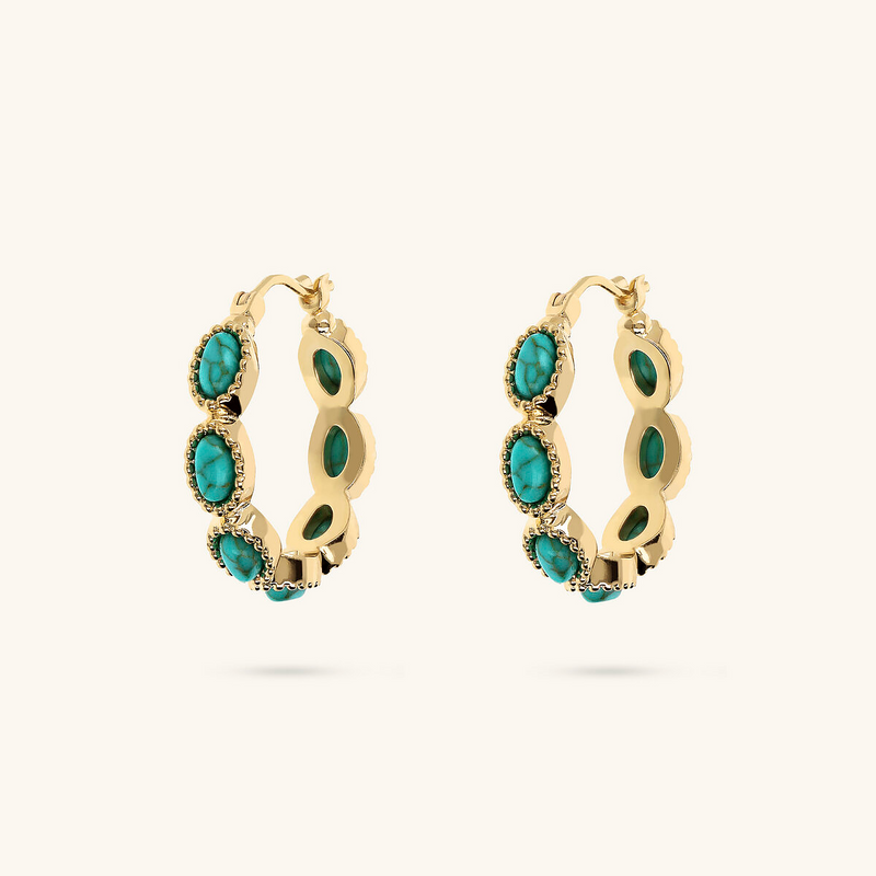 Boucles d'oreilles créoles travaillées avec de la pierre turquoise naturelle