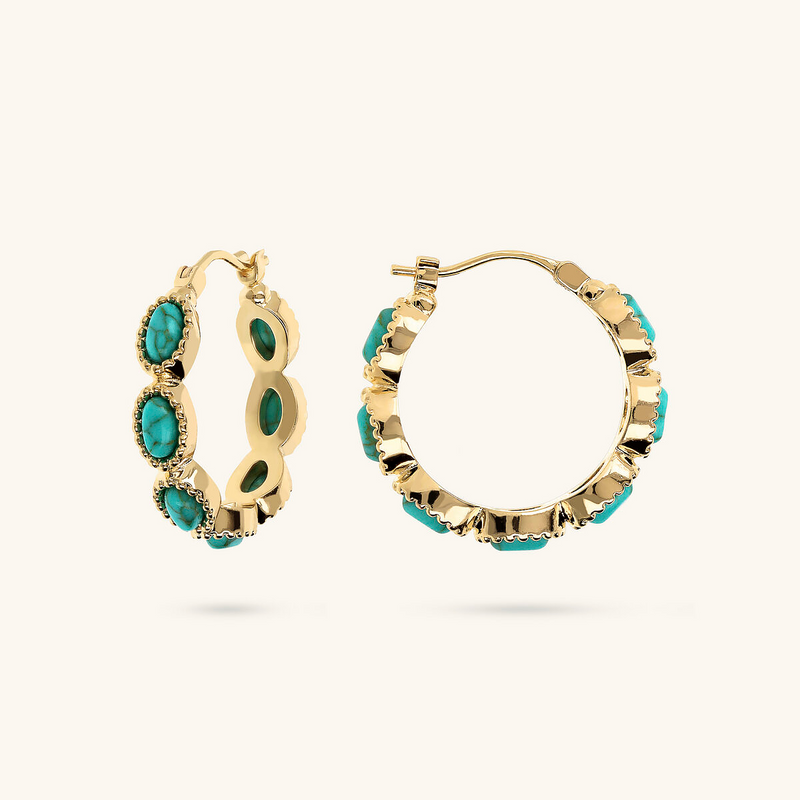 Boucles d'oreilles créoles travaillées avec de la pierre turquoise naturelle